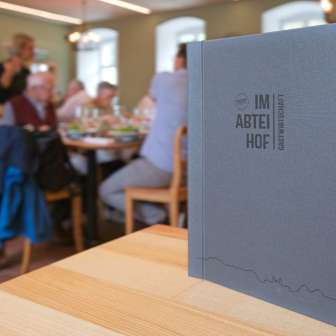 Alle Gäste sind im Abteihof beim Kloster herzlich willkommen.