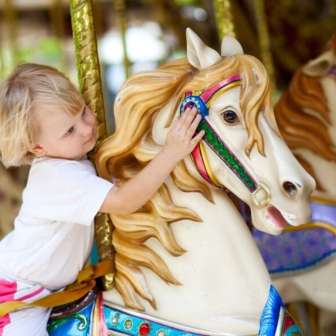 Ein Karussell für die Kinder ist auch auf dem Platz