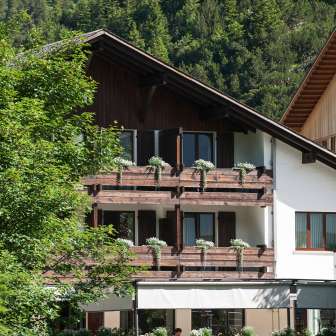Aussenansicht des Hotels Falknerei Galina
