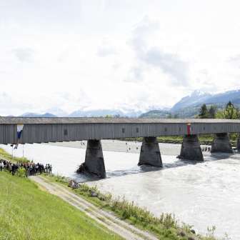 Die historische Alte Rheinbrücke zwischen Vaduz und Sevelen – überdachte Holzbrücke über den Rhein mit Alpenpanorama.