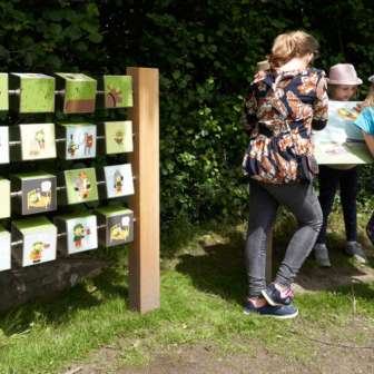 Eine Infotafel mit kindgerechten Illustrationen erklärt spannend den Verlauf der Zeitreise von „Wurz und Zirp“ auf dem familienfreundlichen Themenweg in Liechtenstein.