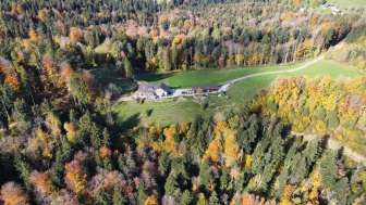 Das Gasthaus Fuchsacker liegt mitten in der Natur mit Wald und Wiesen
