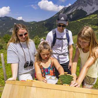 Family at one of the ten stations of the Alpherzweg