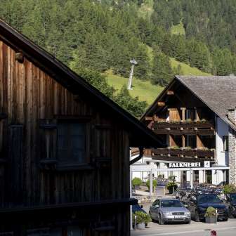 Aussenansicht des Hotels Falknerei Galina