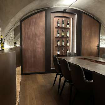 Eleganter Degustationsraum der WY Weinbar mit Gewölbedecke und edlem Holztisch für exklusive Weinverkostungen.