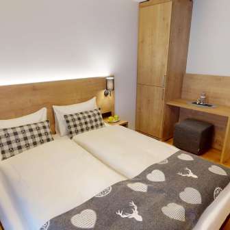 Schlafzimmer mit Doppelbett