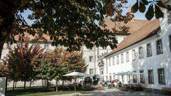 The inn in the abbey courtyard also invites you to dine outside when the weather is nice.