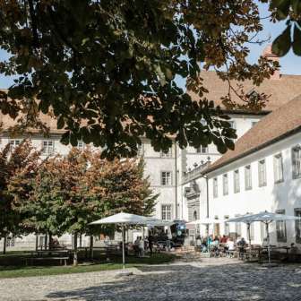 Die Gastwirtschaft im Abteihof lädt bei schönem Wetter auch draussen zu Speisen ein.