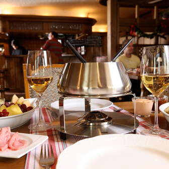 Fondue Chinoise mit verschiedenen Beilagen und Wein