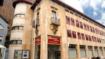 Fassade des Kunstraum Engländerbau in Vaduz mit rotem Vordach und kunstvoller Architektur – Ausstellungsort für zeitgenössische Kunst in Liechtenstein.