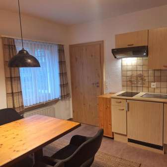 Küchenzeile und Essbereich der Ferienwohnung Walserhof