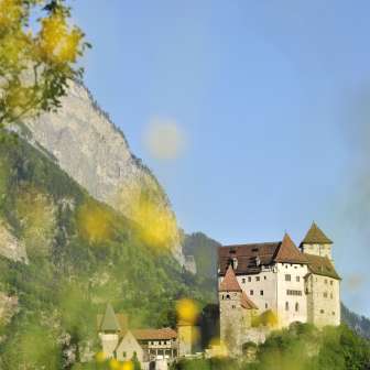 Burg Gutenberg mit felsigem Bergmassiv im Hintergrund