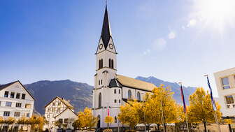 Kirche St. Martin mit Pfrundbauten links daneben