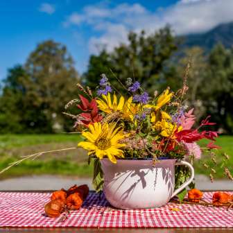 Bunter Blumenstrauss auf einem Tisch beim Neufeldhof