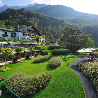 Aussenansicht des Park Hotel Sonnenhof mit Gartenanlage