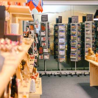 Ansicht auf Postkarten und Andenken im Verkaufsbereich des Liechtenstein Centers