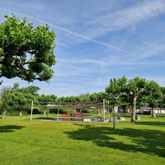 Es gibt einige schattige Plätze unter den Bäumen auf der grossen grünen Wiese.
