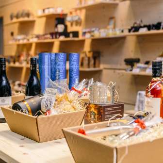 Präsentkorb mit Wein, Honig und Delikatessen aus Liechtenstein im Liechtenstein Center