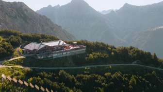 Drohnenaufnahme des Berggasthaus Sareis in Liechtensteiner Bergwelt