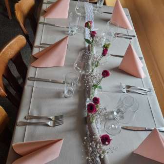 Liebevoll gedeckte Tafel
