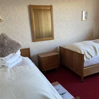 Schlafzimmer mit zwei Einzelbetten