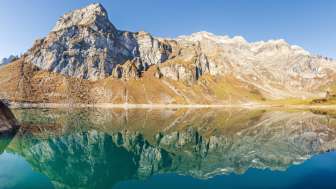 Oberblegisee with mountain scenery in the background