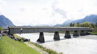 Die historische Alte Rheinbrücke zwischen Vaduz und Sevelen