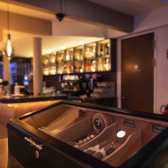 emütliche Bar im Casino Admiral Triesen mit edler Beleuchtung und großer Getränkeauswahl.