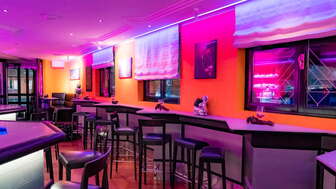 Blick in den Innenraum der Viva Bar, welche pink beleuchtet ist