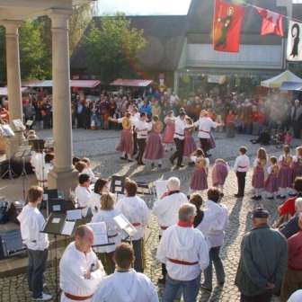 Traditional dances take place at the herbschtmärt freyenbach.
