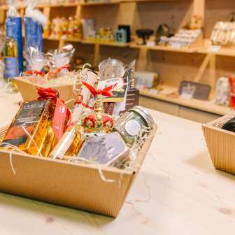 Hochwertiger Geschenkkorb mit Spezialitäten aus Liechtenstein, dekorativ arrangiert im Liechtenstein Center