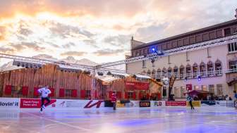 Schlittschuhlaufen auf der bunt beleuchteten Eisfläche von «Vaduz on Ice» auf dem Rathausplatz