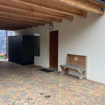 Eingang & Parkplatz