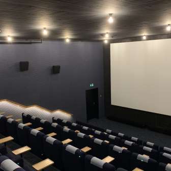 lick auf die große Kinoleinwand im Skino Schaan, mit Reihen bequemer Sitze in dunklem Design.