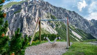 Schaukel vor beeindruckender Bergkulisse in Liechtenstein