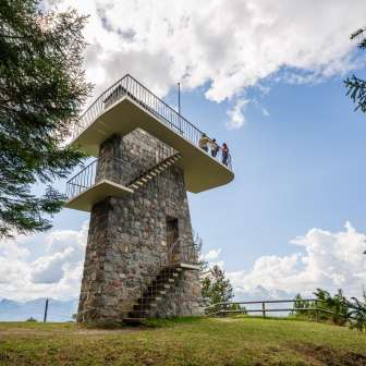 Aussichtsturm Gaflei in Liechtenstein mit Steinmauer, Wendeltreppe und Plattform – beliebtes Wanderziel mit Panoramablick.