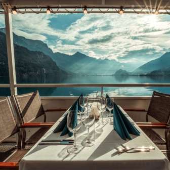 Walenseeschiff mit gedecktem Tisch