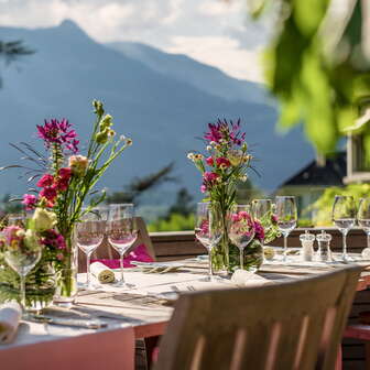 Gedeckter Tisch im Adlernest im Park Hotel Sonnenhof