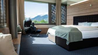 Modernes Doppelzimmer mit Aussicht auf die Berge im Grand Casino Hotel Liechtenstein