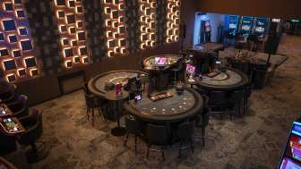 Blick in den Innenraum des Casino Admiral Triesen mit verschiedenen Spieltischen