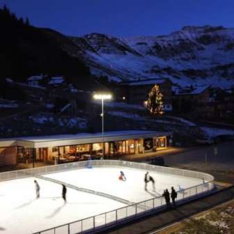 Schlucher-Treff mit Eisplatz im Winter