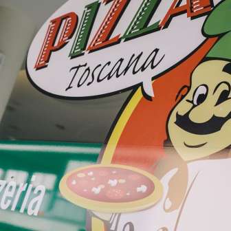 Detailaufnahme des Logos der Pizzeria Toscana