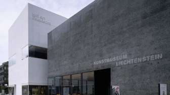 Aussenansicht des modernen Gebäudes des Kunstmuseums Liechtenstein mit der Hilti Art Foundation
