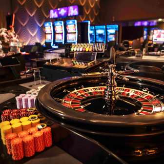 Eleganter Roulette-Tisch mit Jetons und Kugel im stilvollen Innenbereich des Casino Admiral Triesen.