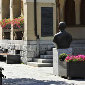 Eingangsbereich des Rathauses Vaduz mit Skulptur im Vordergrund