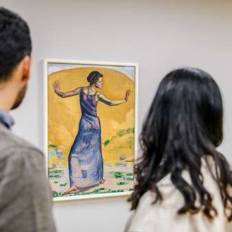 Zwei Personen betrachten ein Gemälde im Kunstmuseum Liechtenstein