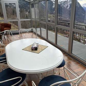 Terrasse mit Aussicht über die umliegende Bergwelt und das Rheintal