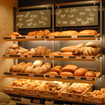Gefülltes Regal mit Broten und anderen Köstlichkeiten in der Bäckerei Konditorei Amann
