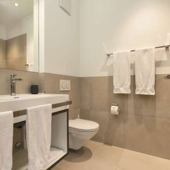 Modernes Badezimmer im b_smart motel