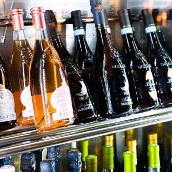 Gut sortierter Weinkühlschrank mit einer Auswahl an Rot-, Weiß- und Roséweinen im Dolce Gusto